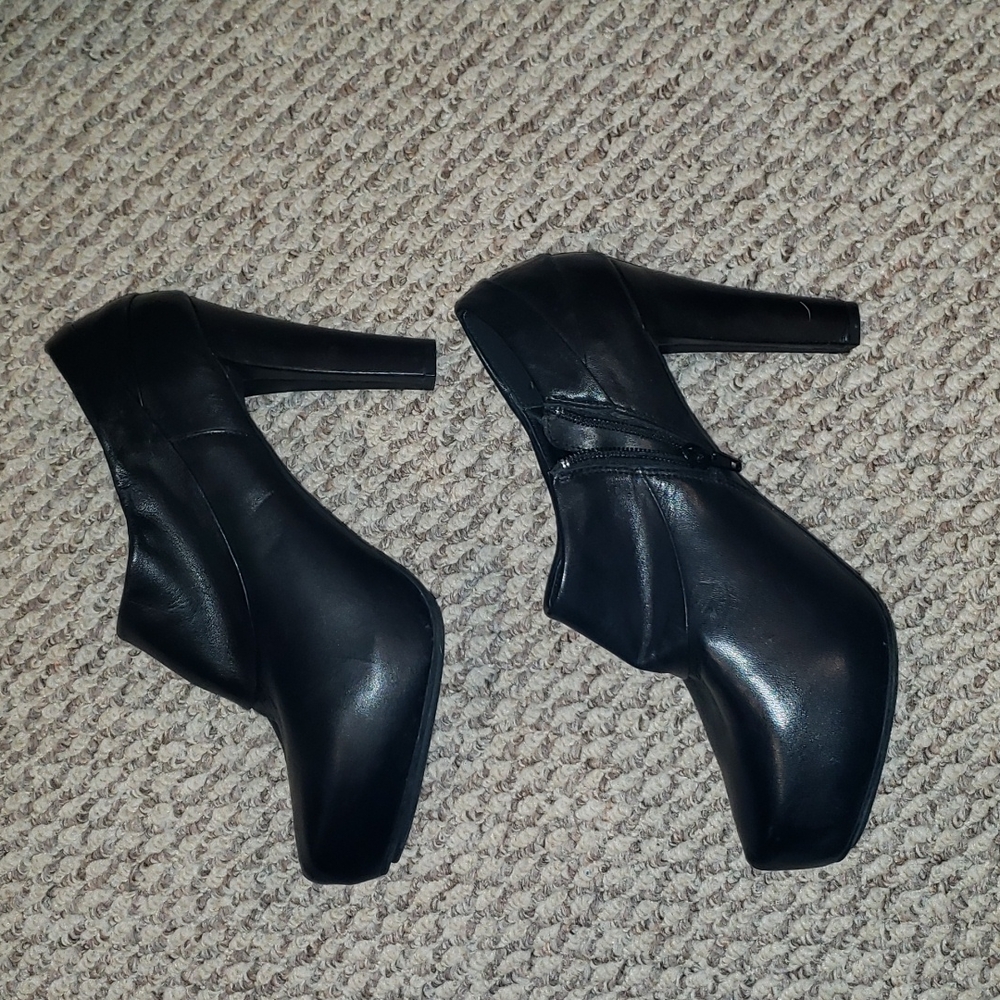 Black rich heel shoes with zipper